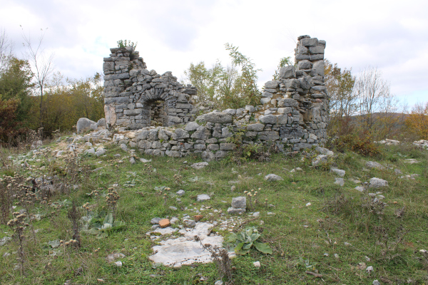 Pogled na svetište (apsidu) hrama Sveti Arhangel s istoka; u prvome planu jedan utonuli stećak (Foto: Goran Majetić)