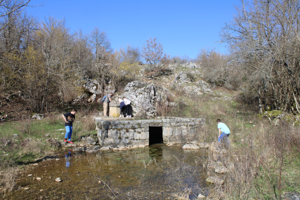 Opuštanje nakon istraživanja Rakića špilju - vrelo u sjeverozapadnom podnožju vrebačke Crkvine (Foto: Goran Majetić)