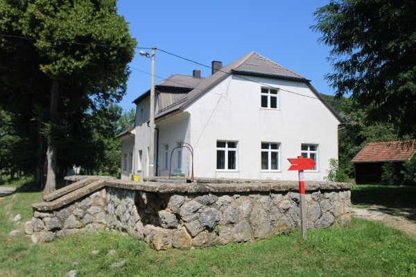 Zgrada područne škole i mjesnog odbora Mušaluk u zaselku Binički (Foto: Goran Majetić)