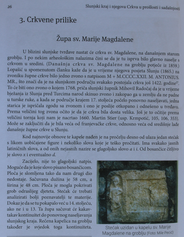 Ulomak stranice iz knjige Mile Bogovića ”Slunjski kraj i njegova Crkva u prošlosti i sadašnjosti” s prikazom ploče ugrađene u pročelje kapele svete Marije Magdalene