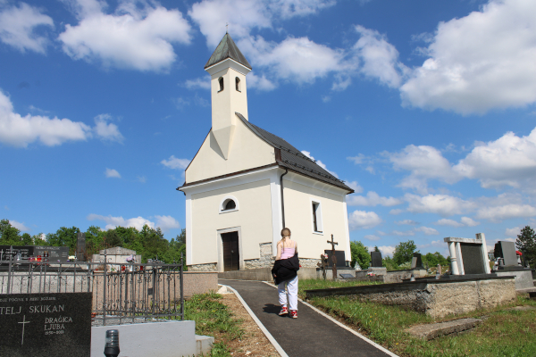 Grobljanska crkvica Sveta Marija Magdalena u Slunju na čijem pročelju, desno od ulaza, se nalazi vrijedan kameni spomenik (Foto: Goran Majetić)