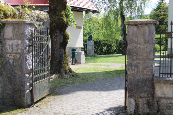 Vjerojatna nadgrobnica - stećak smještena je u podnožje zida zgrade župne knjižnice nasuprot ulaza u crkvu Presveto Trojstvo (Foto: Goran Majetić)