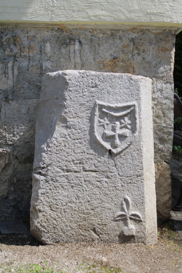 Oštećena i djelomično preklesana slunjska nadgrobnica - stećak dugačka je 81,5, široka 62 i debela 40 centimetara (Foto: Goran Majetić)