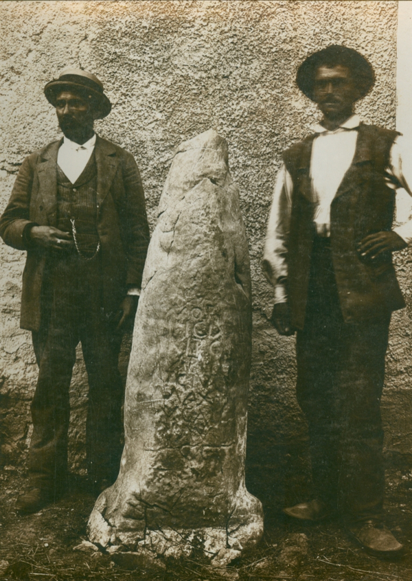 Miljokaz s rimske ceste koja je prolazila kroz područje današnjeg Metka, posvećen caru Maximinu Tračaninu (235-238.), na snimci Josipa Brunšmida iz (prije) 1898. godine (Izvor: Zbirka fotografske dokumentacije Ministarstva kulture i medija (fototeka.min-kulture.hr): MKM - FKB, inv. br. 7177, br. neg. II-15306)