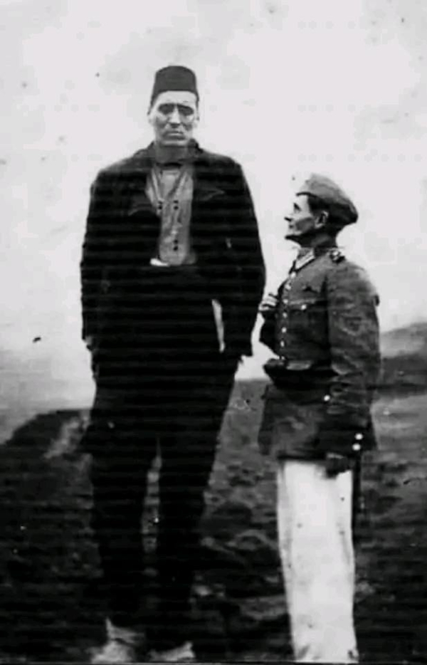 Edhem Kadušić uz njemačkog časnika u Žepču 1945. godine (Izvor: Facebook stranica Edukativna stranica, post od 15. svibnja 2025.)