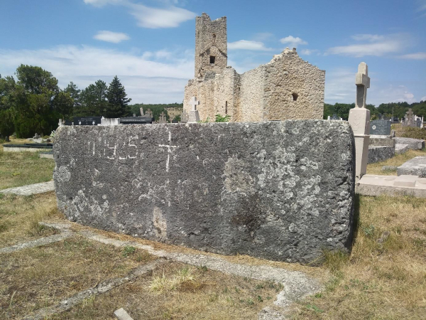 Najveći prapovijesni stećak na prostoru Dalmacije koji teži nevjerojatnih 17 tona bez ikakve simbolike, na najvećoj nekropoli stećaka kraj crkve sv. Spasa na vrelu Cetine. (Foto: Vinko Klarić)