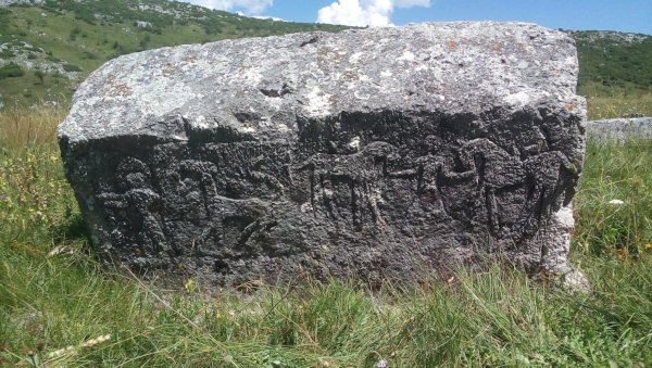 Trojanska simbolika, ilirska kaciga sa krijesom i mitske životinje; Hektor, Andromaha s konjima i mitski Siruš na stećku, nekropola Gvozno polje pod obroncima planine Treskavice. (Foto: Vinko Klarić)