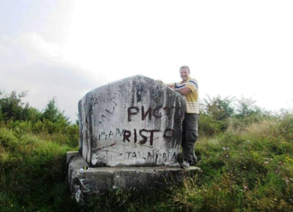 Najveći stećak od 30 tona iznad Sarajeva, bez ikakve simbolike i uklesanih grafita … drevni divovi ili drevna tehnologija? (Foto: Kemal Čolak)