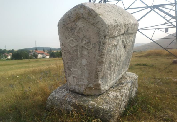 Drevne simbolike na megalitskom stećku u Eminovom selu, Duvno. (Foto: Vinko Klarić)