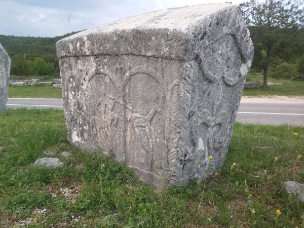Sljemenjak sa prapovijesnom simbolikom; lova na jelene i ljiljanom, nekropola Crljivica, Cista Velika. (Foto: Vinko Klarić)