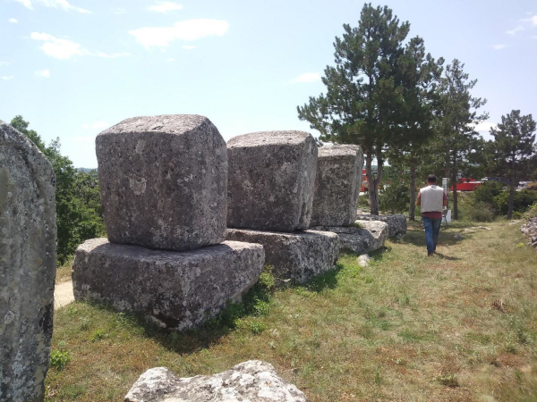Divovski stećci na nekropoli Ričine, Posušje. Istraživanja koja su nedavno napravljena u ovoj nekropoli, rađena su na grobu pored ovih divovskih stećaka, bez ikakvih detaljnih analiza nalazi su<br />na temelju pretpostavki datirani u srednji vijek, a i time čitava nekropola divovskih stećaka ... (Foto: Vinko Klarić)