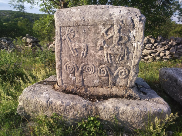 Prapovijesna simbolika i znatna oronulost ... Nekropola Lovreć. (Foto: Vinko Klarić)