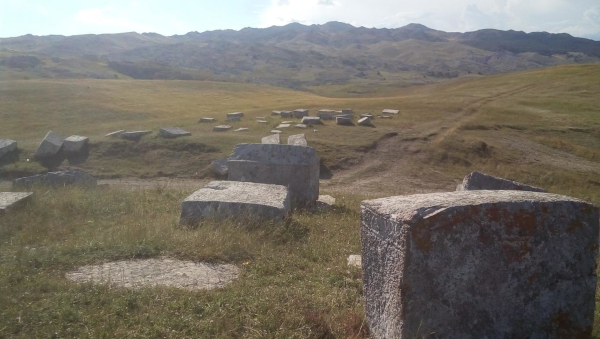 Nekropola stećaka u surovom i pustom planinskom predjelu bez ikakvih naselja, Svatovsko groblje, Morine, na makadamskom putu Kalinovnik - Nevesinje. (Foto: Vinko Klarić)