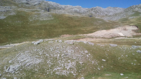 Stećci na planinskim pustinjskim vrletima; nekropola Police pod obroncima planine Visočice, BiH. (Foto: Vinko Klarić)