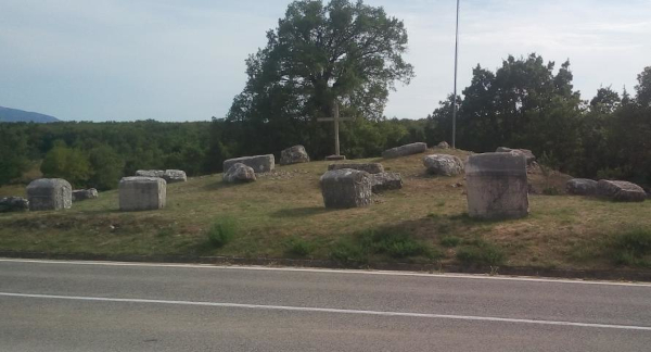 Stećci na prapovijesnoj gomili, nekropola Crljivica, Cista Velika. (Foto: Vinko Klarić)