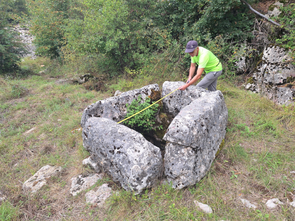 Nadzemni vijenac grla čatrnje uz Jadovu u Mogoriću čine 4 velike vapnenačke ploče, koje su obilježjima sukladne sa stećcima (Foto: Faruk Islamović)