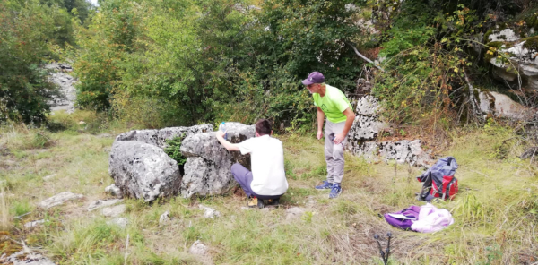 Polijevanje dijela ploče s uklesanim znamenkama, kako bi se lakše iščitala ”ispisana” godina (Foto: Martina Majetić)
