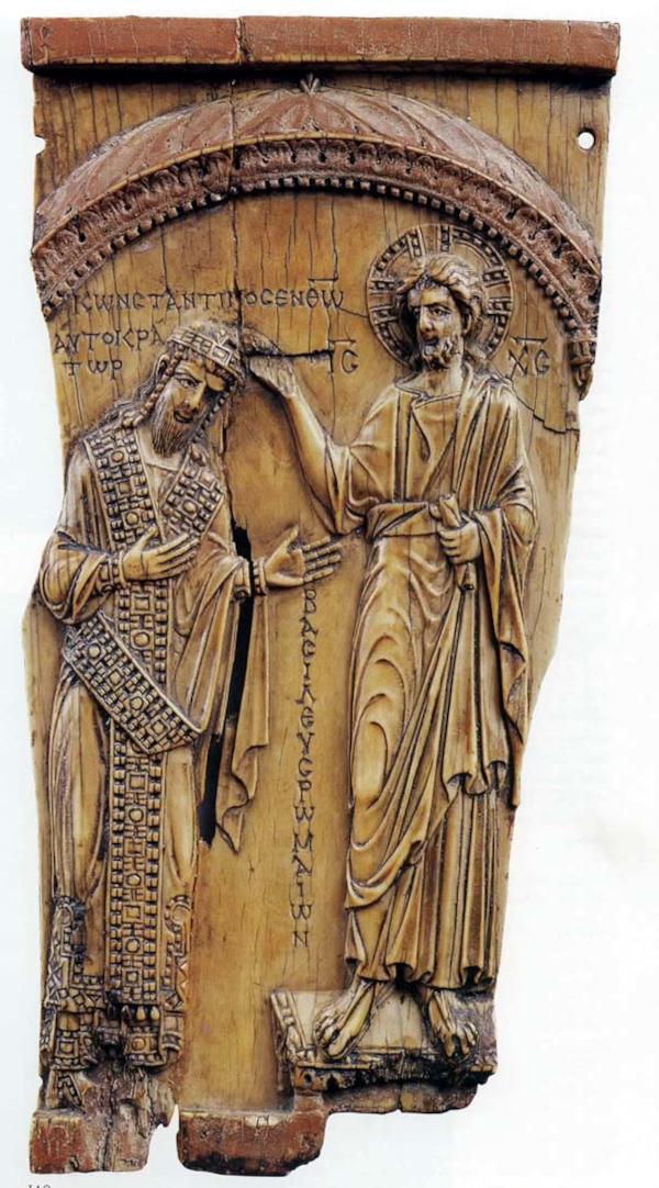 Prikaz cara Konstantina VII. Porfirogeneta (lijevo) na ulomku rezbarene bjelokosti iz 945. godine, koji se čuva u Puškinovom muzeju u Moskvi (Izvor: Wikimedia (wikimedia.org))