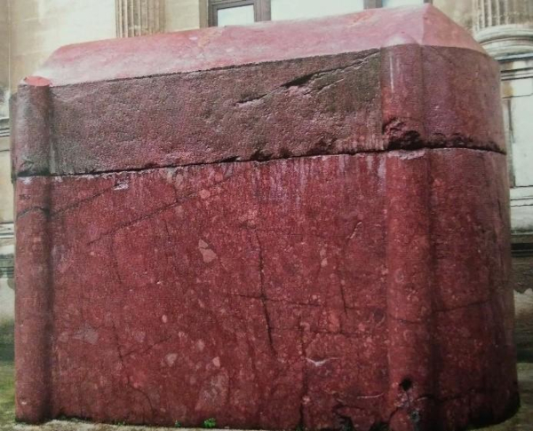 Porfirni sarkofag cilindričnog oblika u dvorištu Arheološkog muzeja u Istanbulu kojega povjesničari smatraju grobnicom bizantskog cara Julijana Apostate (Izvor: Jelena Šekrst ”Crveni porfir -  simbolika i moć carskog kamena”, 2020.)