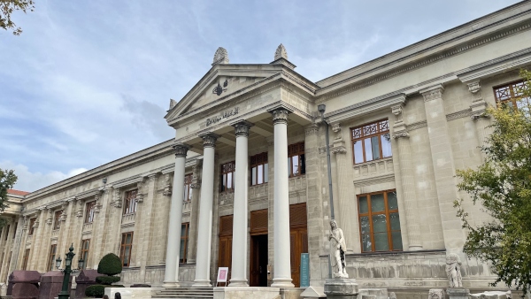 Sačuvana skupina cjelovitih porfirnih sarkofaga i njihovih ulomaka (ne vide se) u dvorištu Arheološkog muzeja u Istanbulu (Izvor: Wikimedia (wikimedia.org))