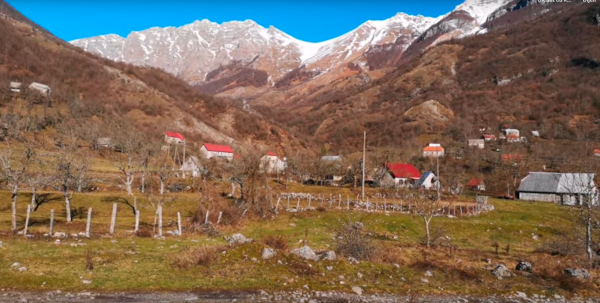 Groblje sa stećcima i obližnje groblje iz novijeg doba s  pravoslavnom crkvom Svetog Ilije nalaze se na ulazu u Velje Donje, na uzvišenju iznad Donjeg Sela (Izvor: YouTube (youtube.com; Aleksandar Puletić ”Velje Duboko -  Montenegrin village”, 11. siječnja 2022.))